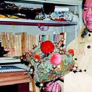 武汉藏家痴迷汉剧收藏 卖车卖房15万买本书